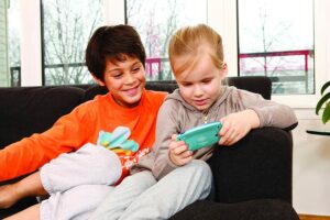 LEXIBOOK Disney Frozen Compact Cyber Arcade Console, 150 games, 140 classic video games, 10 Disney Frozen games, blue, JL2365FZ - Image 4